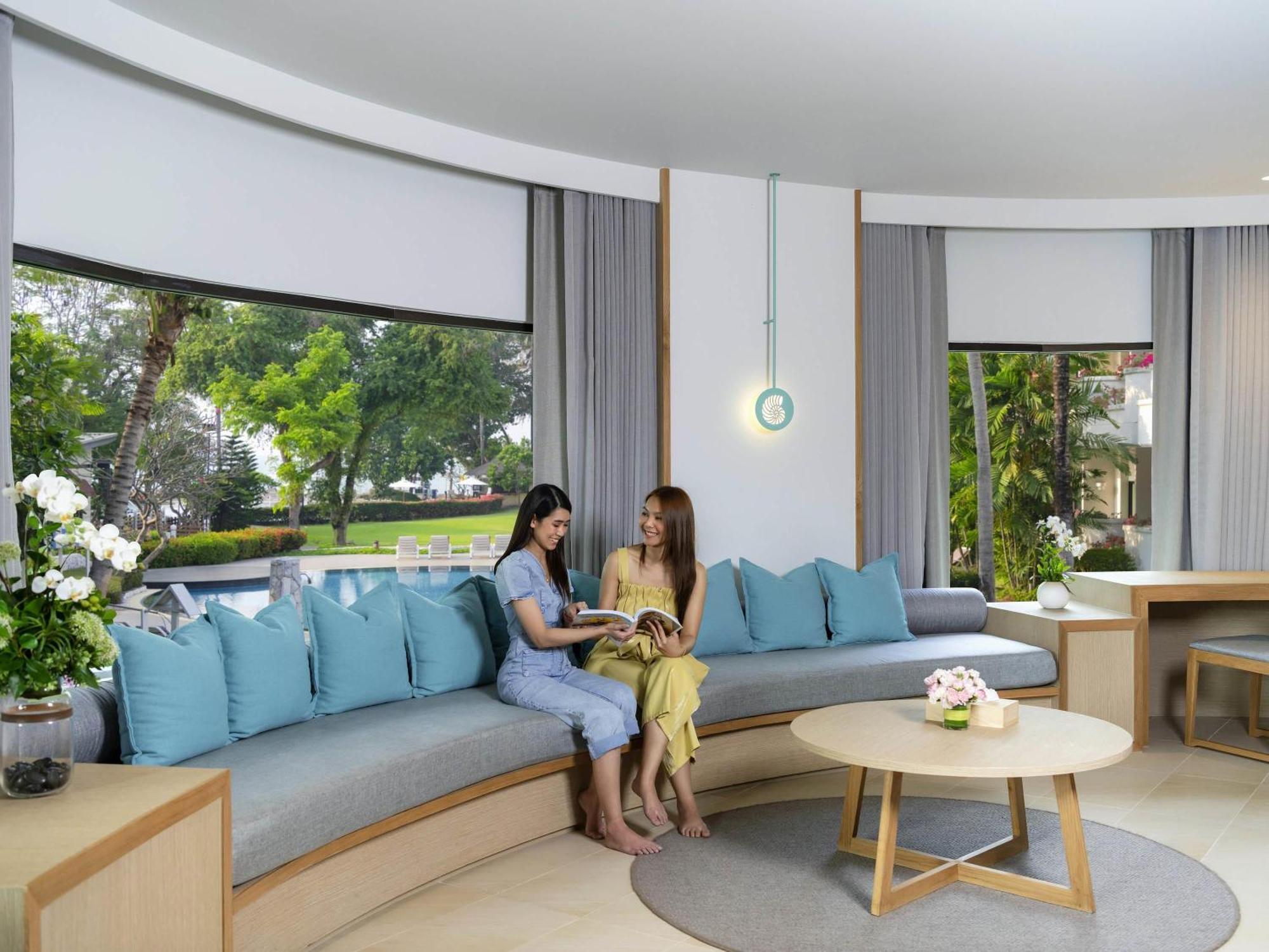 Premier Suite mit Kingsize-Bett, Wohnzimmer und Meerblick