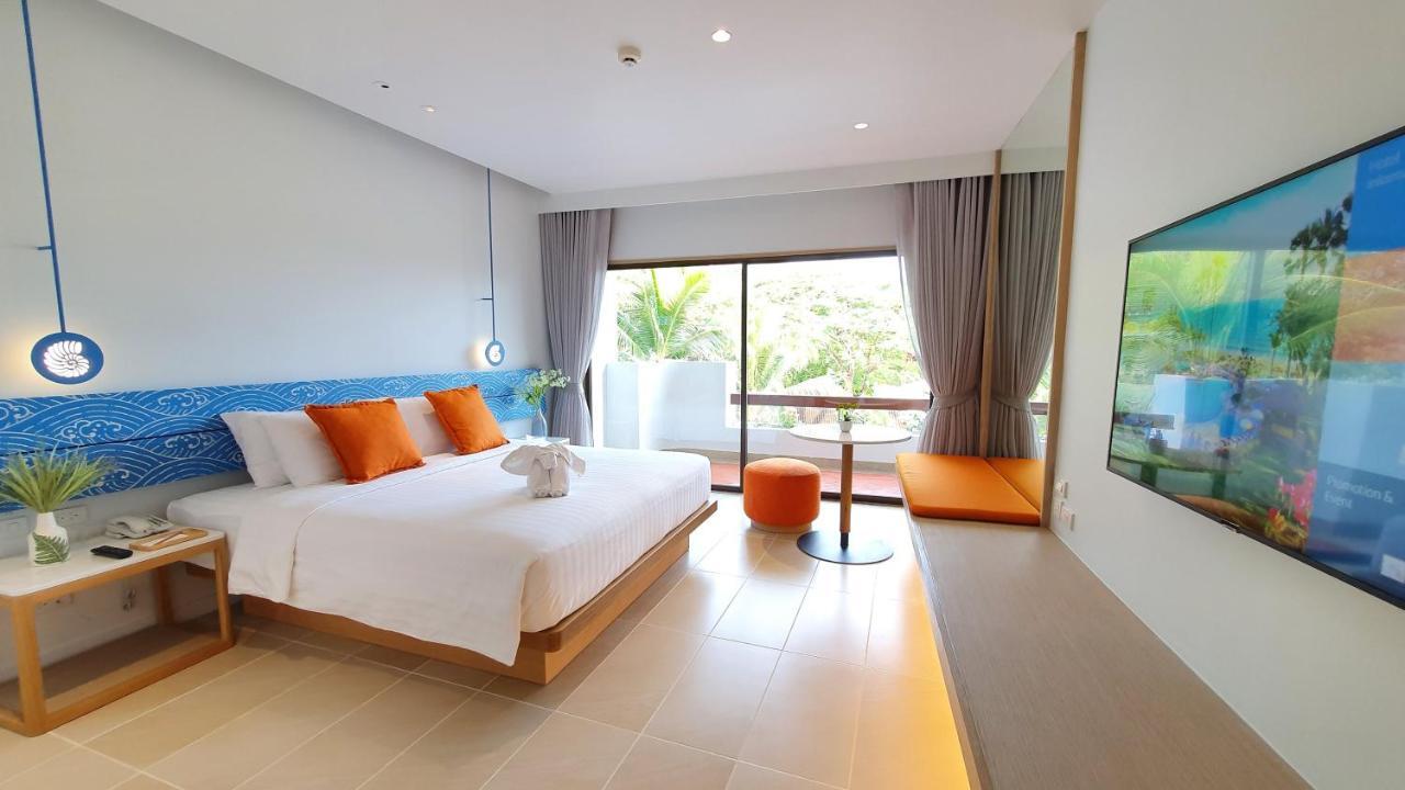 Premier Zimmer mit einem Kingsize-Bett und Poolblick